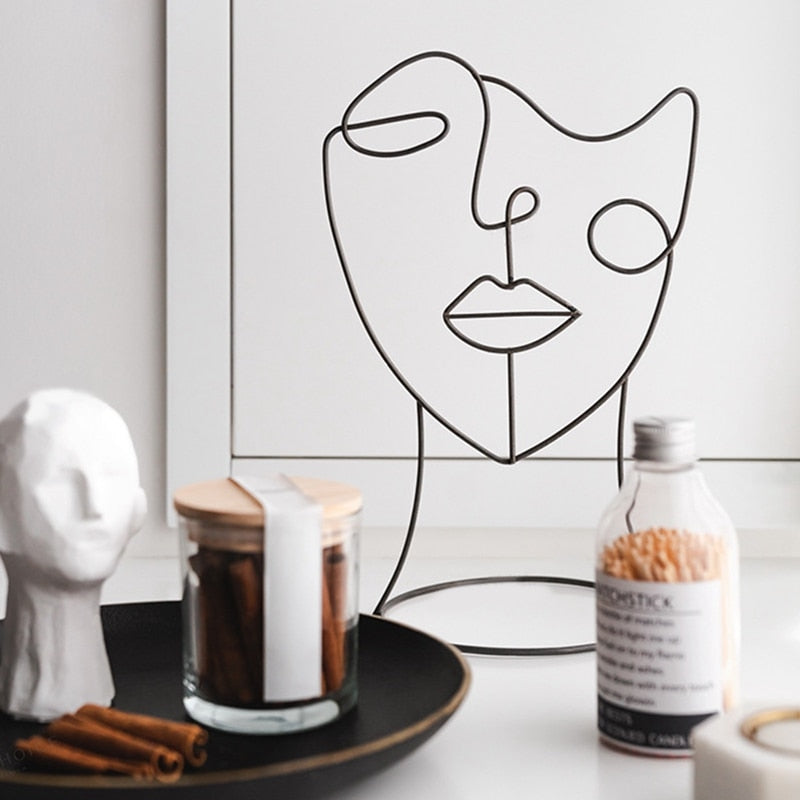 ArteLinea – Elegant Metal Wall Decoration with Abstract Line Art for Stylish Interiors